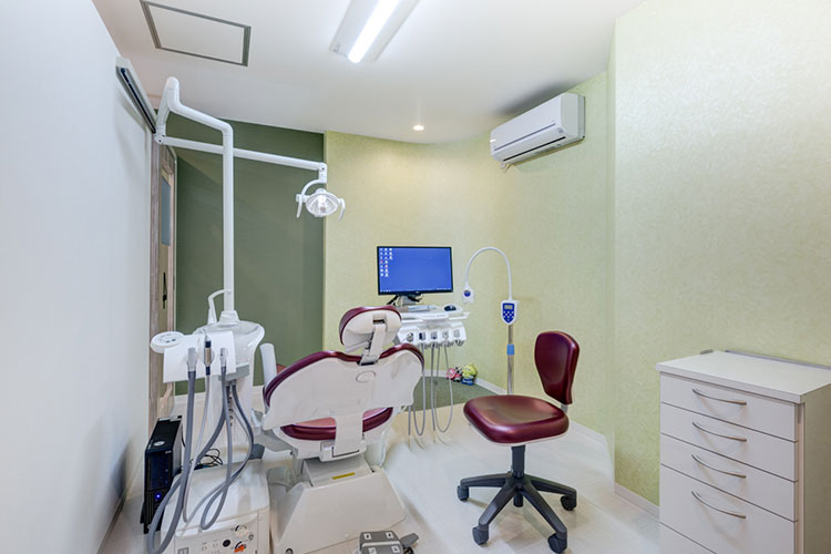 診療室 例2　ベビーカー、車椅子ごと入ることが出来ます